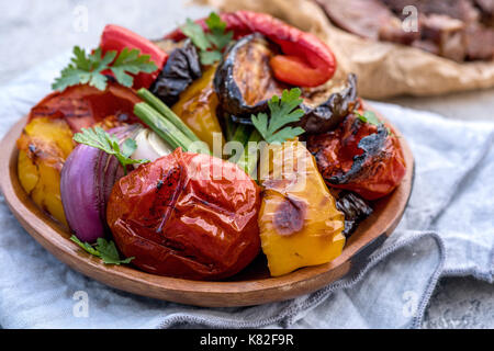 Gegrilltes Gemüse Salat mit Auberginen, Zwiebeln, Pfeffer, Spargel, Tomaten Stockfoto