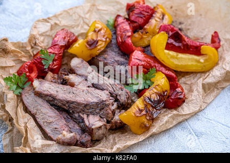 Gegrilltes Rindfleisch Steak Fajitas mit bunten Paprika Stockfoto