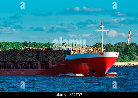 Red cargo Schiff komplett mit Holz, die sich mit klaren Tag geladen Stockfoto