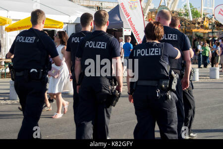 Rüsselsheim, Deutschland - 12. Juni 2017: Deutsche Polizisten am Hessentag in Rüsselsheim, Deutschland Stockfoto