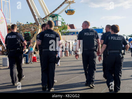 Rüsselsheim, Deutschland - 12. Juni 2017: Deutsche Polizisten am Hessentag in Rüsselsheim, Deutschland Stockfoto