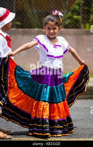 Tilaran, Costa Rica - 15. September: Junge Kinder feiern Tag der Unabhängigkeit in Costa Rica mit traditioneller Kleidung und Tanzen. September 15 201 Stockfoto