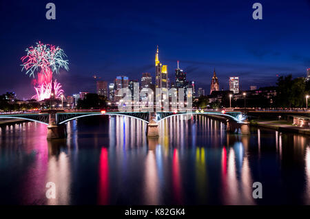 Frankfurt am Main, Hessen, Deutschland - 07 August 2017: Feuerwerk in Frankfurt am Main Stadt während Mainfest in Frankfurt am Main, Deutschland Stockfoto