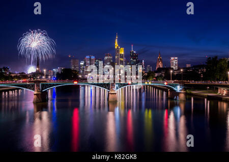 Frankfurt am Main, Hessen, Deutschland - 07 August 2017: Feuerwerk in Frankfurt am Main Stadt während Mainfest in Frankfurt am Main, Deutschland Stockfoto