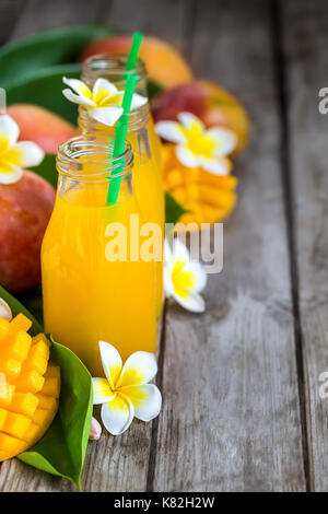 Frische mango Saft in kleinen Flaschen. Copyspace Hintergrund. Stockfoto