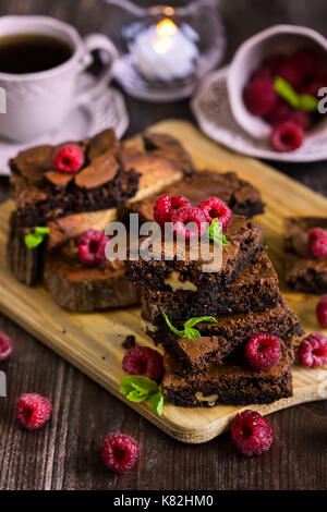 Brownie Quadrate mit frischen Himbeeren und Minze dekoriert Stockfoto