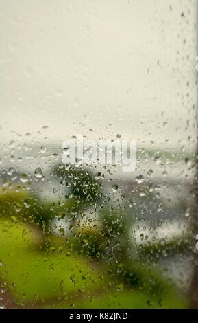 Detail der Regentropfen auf einem Fenster Stockfoto