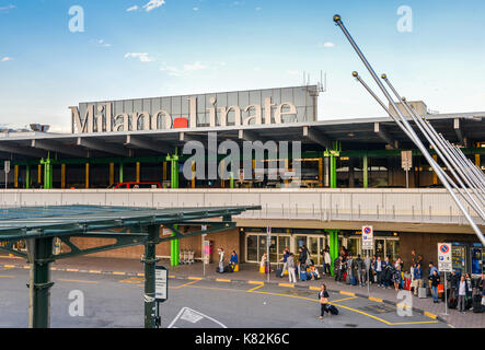 Eingang zum Flughafen Mailand Linate, die kurz- und mittelfristigen Dienstleistungen - Bereich Ziele in Europa und ist Alitalia die Nabe Stockfoto