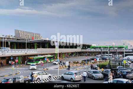 Eingang zum Flughafen Mailand Linate, die kurz- und mittelfristigen Dienstleistungen - Bereich Ziele in Europa und ist Alitalia die Nabe Stockfoto