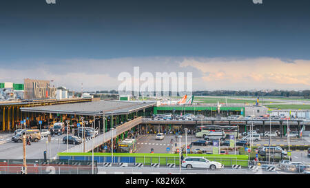 Eingang zum Flughafen Mailand Linate, die kurz- und mittelfristigen Dienstleistungen - Bereich Ziele in Europa und ist Alitalia die Nabe Stockfoto