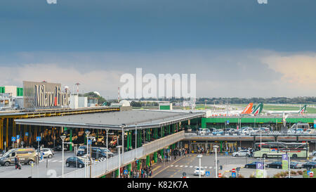 Eingang zum Flughafen Mailand Linate, die kurz- und mittelfristigen Dienstleistungen - Bereich Ziele in Europa und ist Alitalia die Nabe Stockfoto