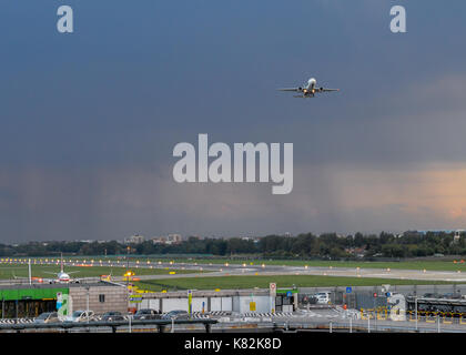 Eingang zum Flughafen Mailand Linate, die kurz- und mittelfristigen Dienstleistungen - Bereich Ziele in Europa und ist Alitalia die Nabe Stockfoto