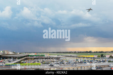 Eingang zum Flughafen Mailand Linate, die kurz- und mittelfristigen Dienstleistungen - Bereich Ziele in Europa und ist Alitalia die Nabe Stockfoto