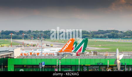 Eingang zum Flughafen Mailand Linate, die kurz- und mittelfristigen Dienstleistungen - Bereich Ziele in Europa und ist Alitalia die Nabe Stockfoto