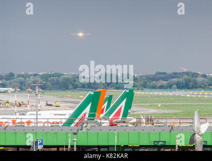 Eingang zum Flughafen Mailand Linate, die kurz- und mittelfristigen Dienstleistungen - Bereich Ziele in Europa und ist Alitalia die Nabe Stockfoto