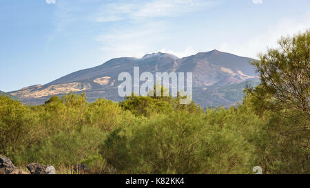 Panoramablick auf den Ätna an der Ostküste von Sizilien, Italien Stockfoto