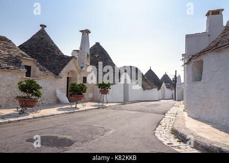 Ausblick auf die Straße in der Stadt mit den berühmten Trulli von Alberobello, Italien Stockfoto