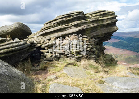 Moorland Stein Unterschlupf unter einem Felsvorsprung von gritstone Rock am nördlichen Rand des Kinder Scout, Derbyshire, England, Großbritannien gebaut Stockfoto