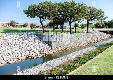 Rip-rap Steine up Traggerüst einen Entwässerungskanal in Oklahoma City, Oklahoma, USA. Stockfoto