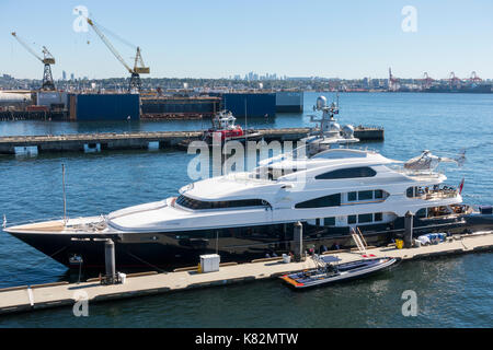 Die Super Yacht Attessa! V durch Geschäftsmann Dennis Washington besessen angedockt an seinem nördlichen Vancouver British Columbia Verankerung Stockfoto