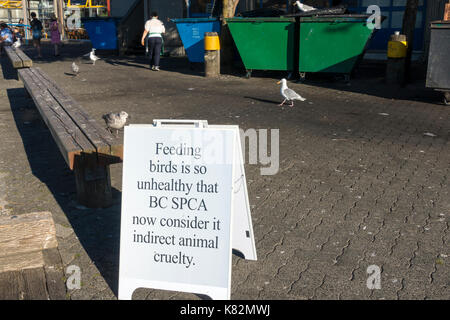 Ein Schild auf Vancouvers Granville Island informiert Touristen und Besucher darüber, dass das Füttern der Vögel als Tierquälerei angesehen werden kann Stockfoto