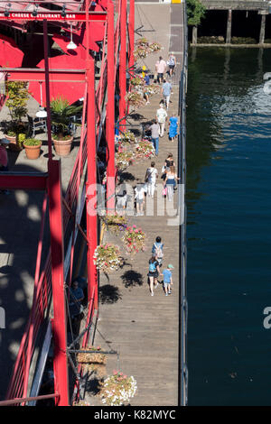 Besucher und Passanten genießen Sie die Wasserseite Restaurants und Bistros an der Lonsdale Quay Market in North Vancouver, British Columbia. Stockfoto