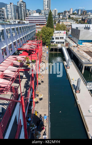 Besucher und Passanten genießen Sie die Wasserseite Restaurants und Bistros an der Lonsdale Quay Market in North Vancouver, British Columbia. Stockfoto