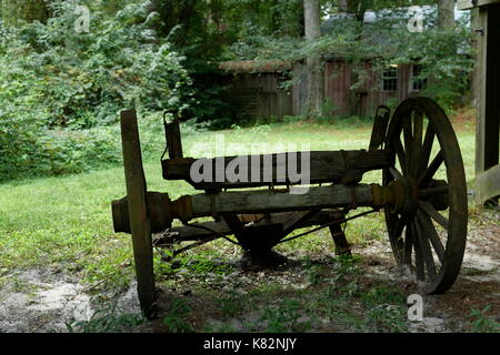 Abgebrochene Holz wagen Rahmen an der Furnacetown Living Heritage Village, Snow Hill, Maryland, USA. Stockfoto