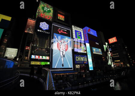 Dotonbori Neon steigt mit der geschäftigen Straße in Osaka am 23. November 2014. Dotonbori ist eine der wichtigsten touristischen Reiseziele Stockfoto