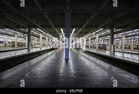 Hankyu Takarazuka Main Line Zug den Bahnhof in Osaka angekommen Stockfoto