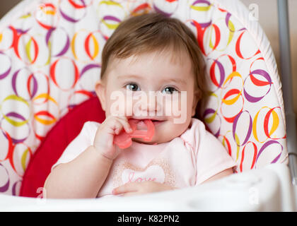 Cute Baby kauen auf Kinderkrankheiten Spielzeug. Ersten Zähne. Stockfoto