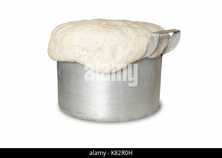 Aluminium Pfanne mit Teig schließen übergelaufen - auf einem weißen Hintergrund. Stockfoto