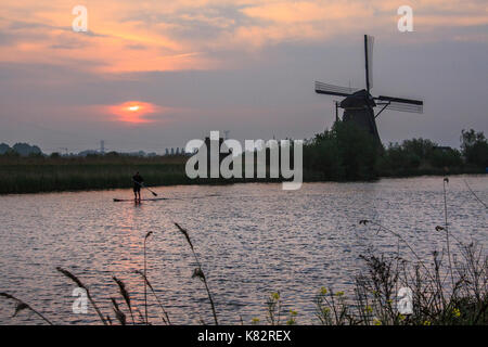 Sonnenaufgang auf der Windmühle in den Kanal kinderdijk Rotterdam Südholland Niederlande Europa wider Stockfoto