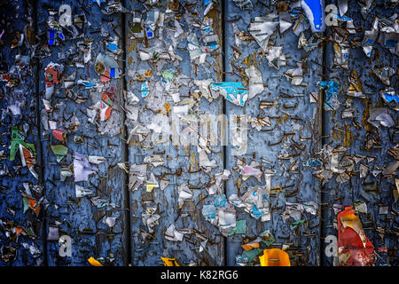 Alte städtische Billboard mit zerrissenen geschält Poster abstract horizontale Hintergrund. outdoor Bulletin Board oder Sperrholzplatte mit verschlissenen Werbebotschaft, Stockfoto