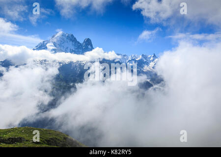 Niedrige Wolken und Nebel um die schneebedeckten Gipfel der Grandes Jorasses chamonix Haute Savoie Frankreich Europa Stockfoto