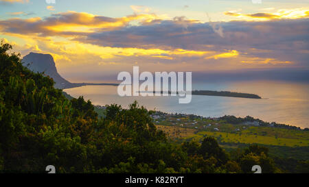 Blick vom Piton de la Petite Riviere Noire, den höchsten Gipfel auf Mauritius. Panorama bei Sonnenuntergang. le morn Brabant für den Hintergrund. Stockfoto