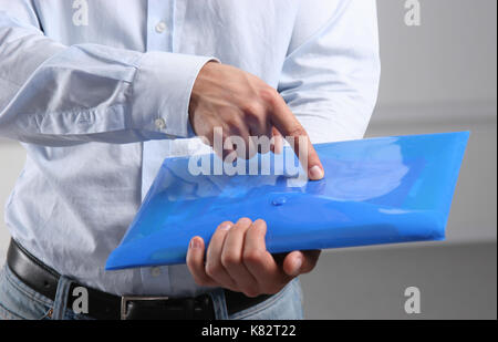 Leere Zwischenablage in jungen businessmans Hände Stockfoto