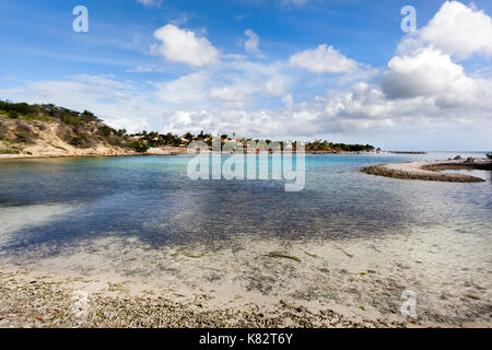 Klare Wasser des Ozeans der Jan Thiel Bay auf Curacao Stockfoto