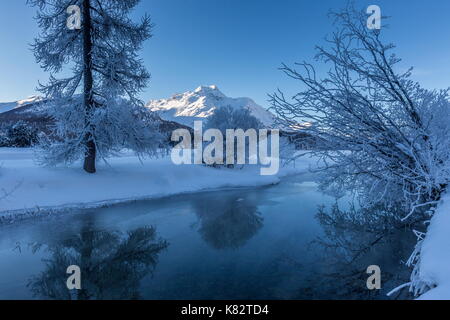 Nebel auf dem gefrorenen Fluss Inn, Sils, Schweiz Stockfoto