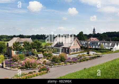 Deich und Häuser in Schoonhoven entlang des Flusses Lek in den Niederlanden Stockfoto