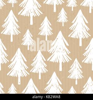 Nahtlose Muster wiederholen mit Hand gezeichnet Weihnachtsbäume in Weiß auf Handwerk Papier Hintergrund. Stock Vektor