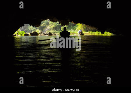 Ein Boot im Inneren eine überflutete Höhle auf der Ngo Dong Fluss, in der Nähe von Tam Coc Dorf, an der Trang ein UNESCO-Weltkulturerbe in Ninh Binh, Vietnam. Stockfoto