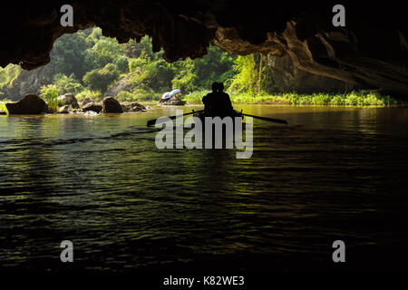 Zwei Boote fahren Sie durch eine überflutete Höhle auf der Ngo Dong Fluss, in der Nähe von Tam Coc Dorf, an der Trang ein UNESCO-Weltkulturerbe in Ninh Binh, Vietnam. Stockfoto