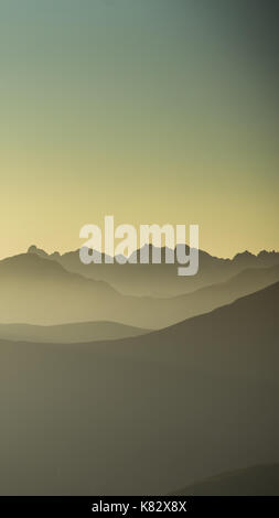 Eine inspirierende Landschaft in Tatry, Slowakei. Lebendige, gradient Landschaft mit Perspektive in das warme Grün Ton. Sommer in den Bergen. Natur wallpaper Stockfoto