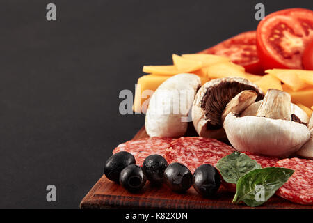 Frische Pizza mit Tomaten, Käse und Pilze auf hölzernen Tisch Stockfoto