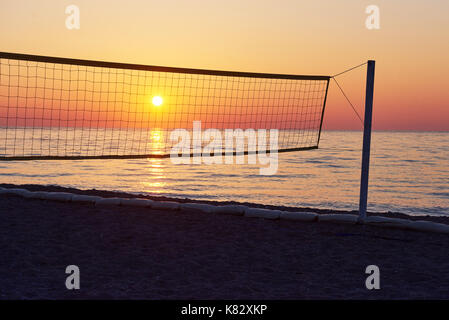 Schönen bunten Sonnenuntergang über dem Meer und die Sonne scheint. Orange Sky. Stockfoto