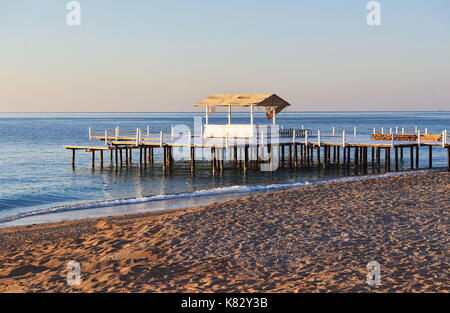 Holzbrücke pier gegen einen schönen Himmel messen für natürliche Hintergrund verwendet. Stockfoto
