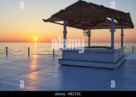 Holzbrücke pier gegen einen schönen Himmel messen für natürliche Hintergrund verwendet. Stockfoto