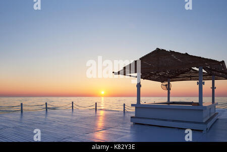 Holzbrücke pier gegen einen schönen Himmel messen für natürliche Hintergrund verwendet. Stockfoto