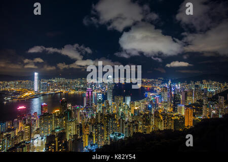 Skyline der Stadt und den Victoria Harbour angesehen vom Victoria Peak, Hong Kong, China Stockfoto